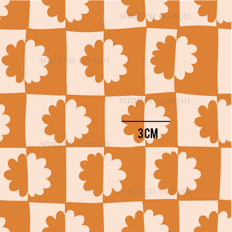 an orange and white checkered pattern with a 3cm height ruler